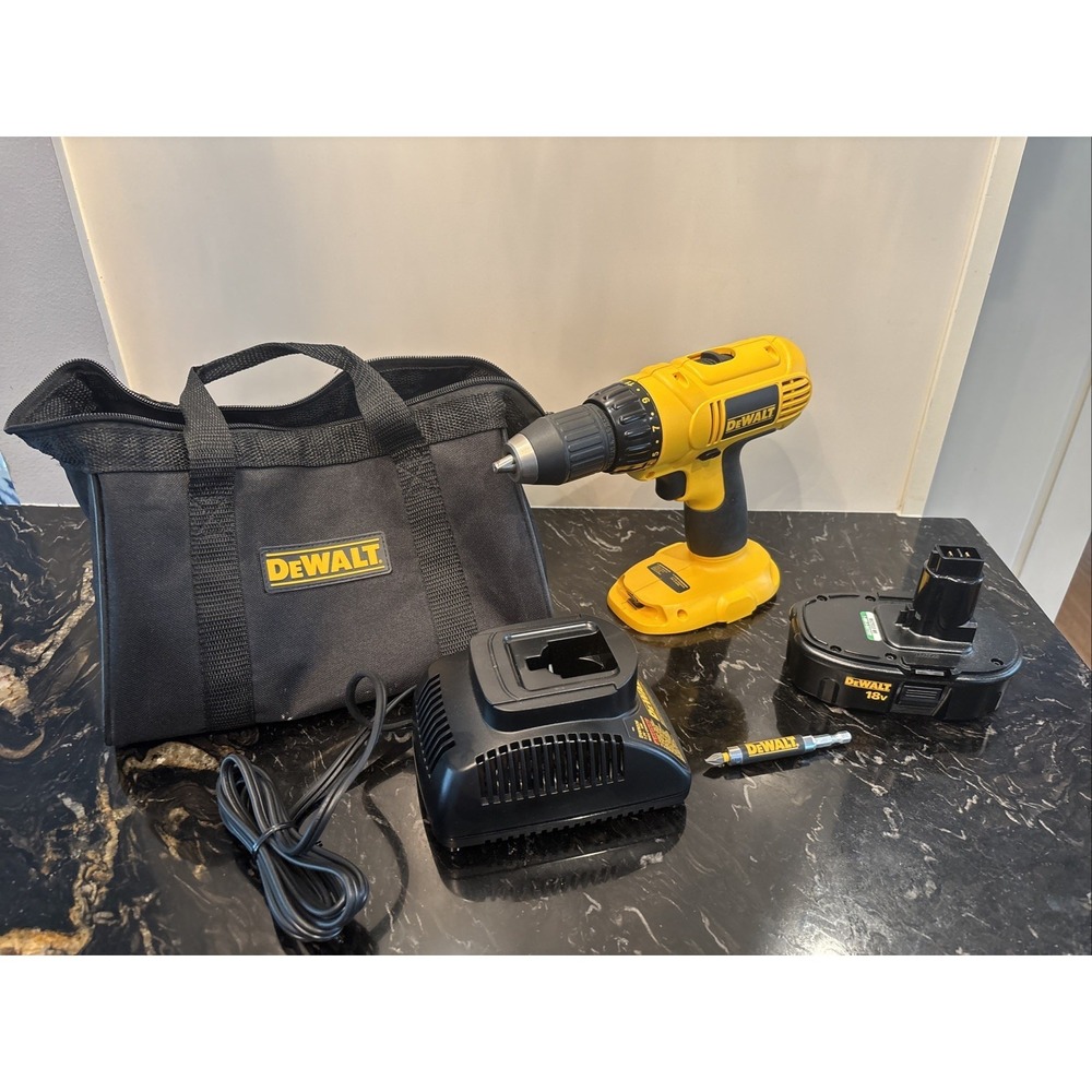 DeWALT 18 Volt DC970 1/2" VSR Cordless Drill / Driver w/Bag, Battery and Charger